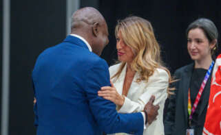 La vicepresidenta segunda del Gobierno, Yolanda Díaz, saluda al director general de la Organización Internacional del Trabajo (OIT), Gilbert F. Houngbo, durante la cumbre de la ONU celebrada en Sevilla.