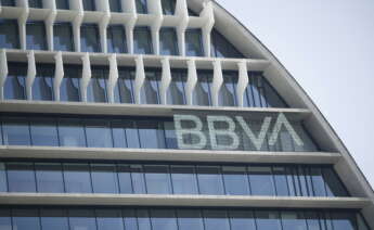 Archivo - Logo de BBVA en 'La Vela', sede el banco en Madrid.
