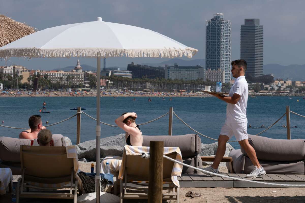 Turistas en las inmediaciones del Hotel W en Barcelona. Foto: Europa Press. Economía catalana.