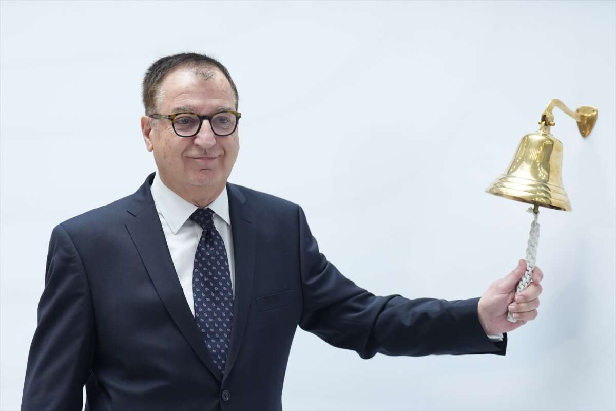 El presidente ejecutivo de Cirsa, Joaquim Agut, realiza el toque de campana por la salida a Bolsa, a 9 de julio de 2025, en Barcelona, Cataluña (España). El toque de campana realizado por Joaquim Agut en la Bolsa de Barcelona marca la entrada oficial de Cirsa en los mercados bursátiles, con una valoración de 2.520 millones de euros y una operación que ha despertado gran interés entre los inversores. David Zorrakino / Europa Press 09 JULIO 2025;CIRSA;BOLSA;ECONOMIA;JUEGOS 09/7/2025