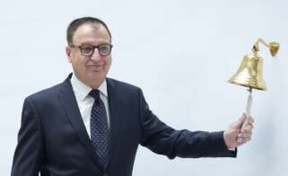El presidente ejecutivo de Cirsa, Joaquim Agut, realiza el toque de campana por la salida a Bolsa, a 9 de julio de 2025, en Barcelona, Cataluña (España). El toque de campana realizado por Joaquim Agut en la Bolsa de Barcelona marca la entrada oficial de Cirsa en los mercados bursátiles, con una valoración de 2.520 millones de euros y una operación que ha despertado gran interés entre los inversores. David Zorrakino / Europa Press 09 JULIO 2025;CIRSA;BOLSA;ECONOMIA;JUEGOS 09/7/2025