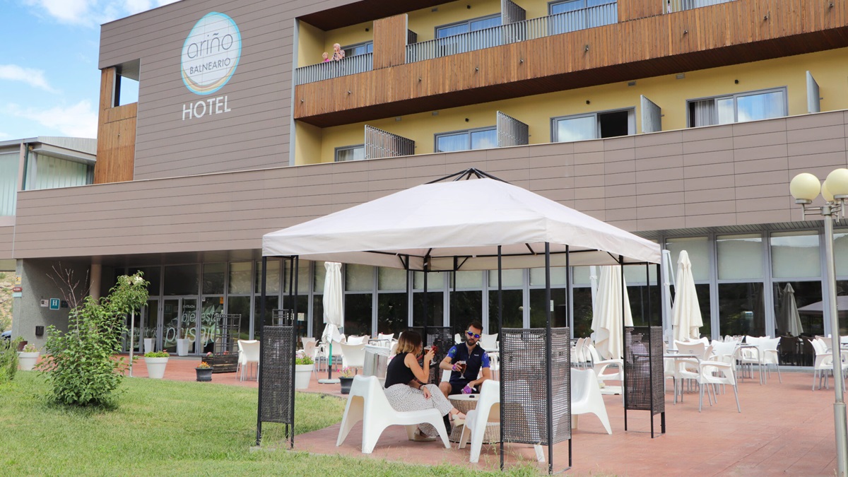 El Hotel Balneario Ariño en el exterior