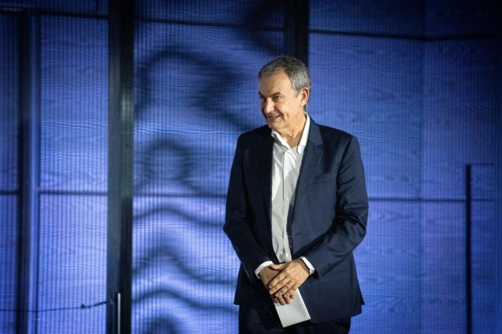(Foto de ARCHIVO) El expresidente del Gobierno José Luis Rodríguez Zapatero durante un acto conmemorativo del 20º aniversario de la ley que legalizó en España el matrimonio entre personas del mismo sexo, en el Museo del Traje, a 23 de junio de 2025, en Madrid (España). El Gobierno, a través del Ministerio de Igualdad, celebra los 20 años del matrimonio igualitario con la campaña "Sí, seguimos queriendo', que pretende honrar los avances de un país en el que todas las personas pueden sentirse ‘’libres, seguras y orgullosas’’. La ley española del matrimonio entre personas del mismo sexo fue la cuarta que se aprobó en el mundo (el 30 de junio de 2005, dos días después que la de Canadá), pero fue la tercera que entró en vigor, el 3 de julio de 2005. Fernando Sánchez / Europa Press 23 JUNIO 2025;ACTO;LEY;MISMO SEXO;MATRIMONIO;IGUALDAD 23/6/2025