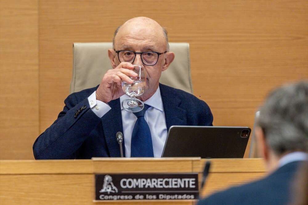 (Foto de ARCHIVO) El exministro de Hacienda y Función Pública Cristóbal Ricardo Montoro comparece ante la comisión de Investigación sobre la denominada ‘Operación Cataluña’, en el Congreso de los Diputados, a 14 de abril de 2025, en Madrid (España). La comisión del Congreso que investiga las conocidas como 'cloacas' de Interior y la llamada 'operación Cataluña' interroga hoy al exministro de Hacienda, Cristóbal Montoro, y decide si llama de nuevo a comparecer al expresidente del Gobierno Mariano Rajoy. Los comisionados aprovecharán la presencia de Montoro para pedirle cuentas por la conocida como vertiente andorrana de la 'Operación Cataluña', las presuntas maniobras de la 'policía patriótica' para conseguir información de la Banca Privada de Andorra (BPA) sobre cuentas de políticos independentistas y la posterior caída de esta entidad y su filial española, el Banco de Madrid. Ricardo Rubio / Europa Press 14 ABRIL 2025;CONGRESO;OPERACIÓN CATALUÑA 14/4/2025