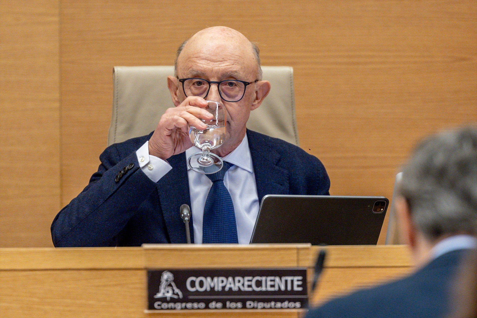 (Foto de ARCHIVO) El exministro de Hacienda y Función Pública Cristóbal Ricardo Montoro comparece ante la comisión de Investigación sobre la denominada ‘Operación Cataluña’, en el Congreso de los Diputados, a 14 de abril de 2025, en Madrid (España). La comisión del Congreso que investiga las conocidas como 'cloacas' de Interior y la llamada 'operación Cataluña' interroga hoy al exministro de Hacienda, Cristóbal Montoro, y decide si llama de nuevo a comparecer al expresidente del Gobierno Mariano Rajoy. Los comisionados aprovecharán la presencia de Montoro para pedirle cuentas por la conocida como vertiente andorrana de la 'Operación Cataluña', las presuntas maniobras de la 'policía patriótica' para conseguir información de la Banca Privada de Andorra (BPA) sobre cuentas de políticos independentistas y la posterior caída de esta entidad y su filial española, el Banco de Madrid. Ricardo Rubio / Europa Press 14 ABRIL 2025;CONGRESO;OPERACIÓN CATALUÑA 14/4/2025