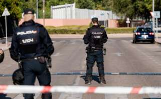 (Foto de ARCHIVO) La Policía Nacional acordona el Centro de Acogida de Emergencia y Derivación de Inmigrantes (CAED) ante la posible concentración para pedir su cierre, a 19 de julio de 2025, en Alcalá de Henares, Madrid (España). La concentración se produce a raíz de la violación sufrida por una joven de 21 años en las inmediaciones del CAED el pasado 28 de mayo. En los días posteriores al suceso también se llevaron a cabo dos concentraciones en las que participaron grupos de ideología ultraderechista, donde se escucharon cánticos franquistas y a favor de deportaciones masivas de migrantes. Carlos Luján / Europa Press 19/7/2025