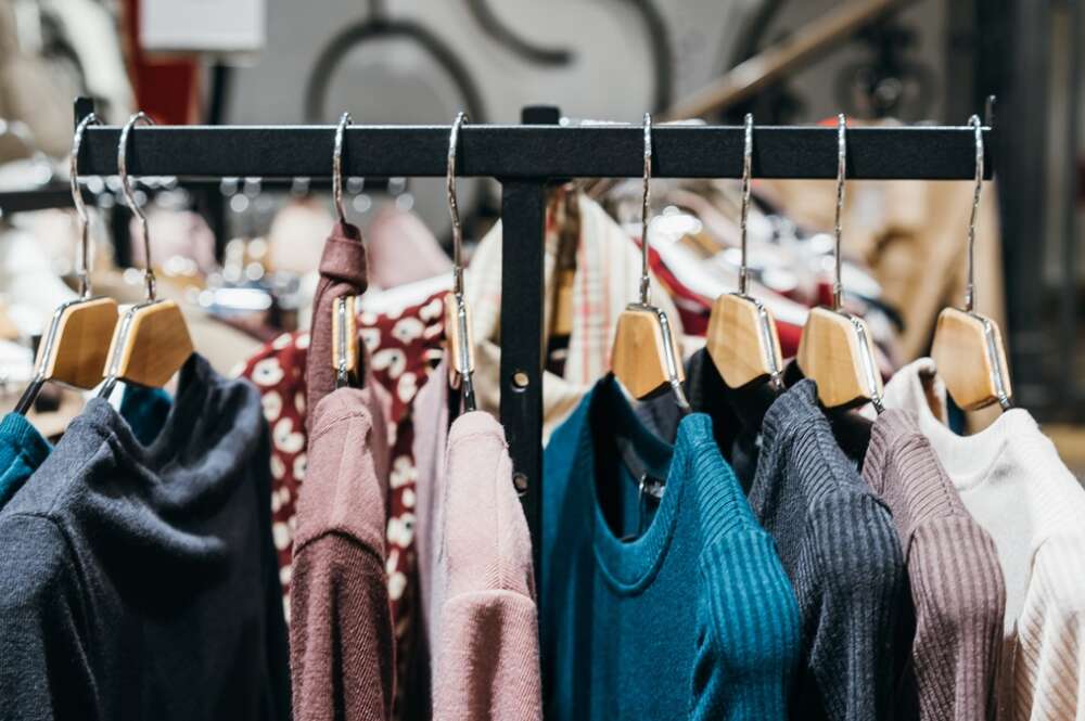 Unas perchas con ropa de una tienda textil