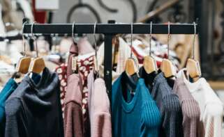 Unas perchas con ropa de una tienda textil
