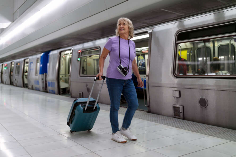 Una mujer en transporte público. Foto: Freepik.