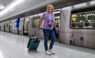 Una mujer en transporte público. Foto: Freepik.
