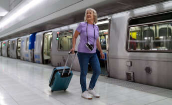 Una mujer en transporte público. Foto: Freepik.