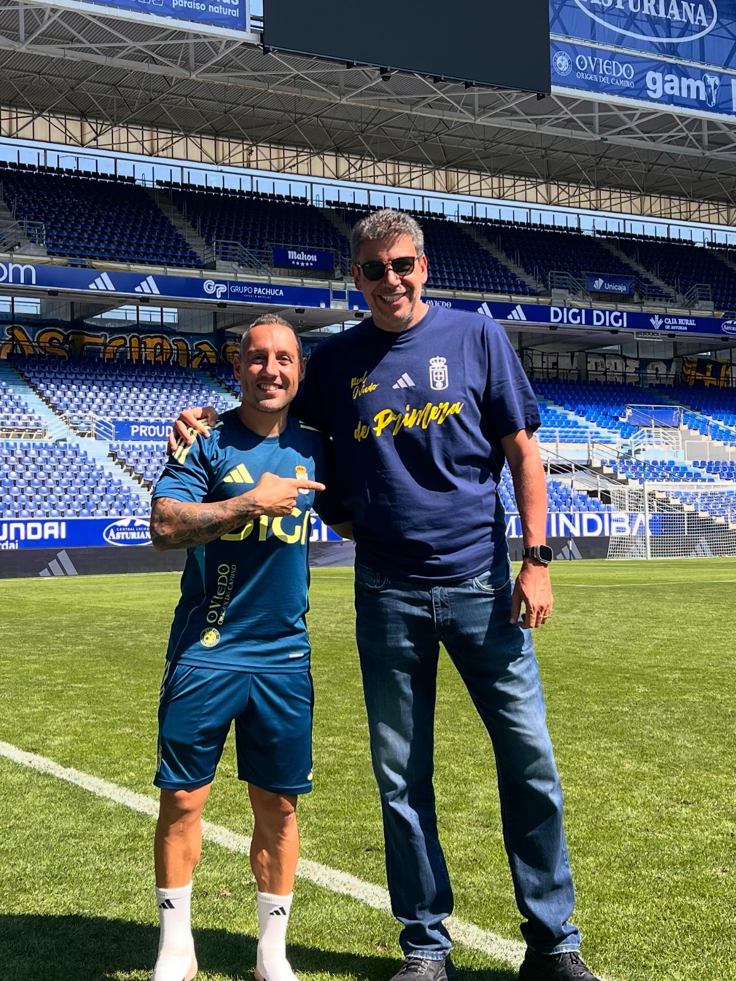 Arturo Elías Ayub junto al jugador del Real Oviedo Santi Cazorla. Foto: Instagram Arturo Elías