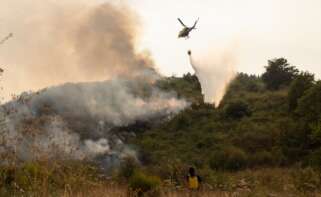 Un helicóptero trabaja en las tareas para la extinción del incendio. Alejandro Martínez Vélez / Europa Press