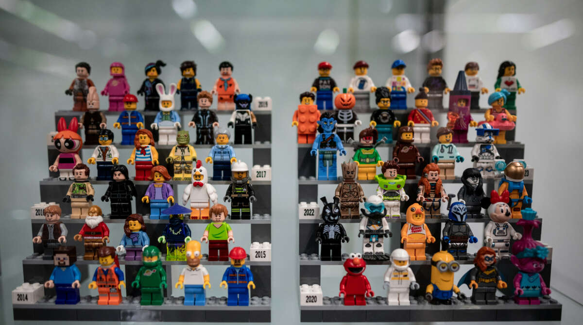 Archivo - 20 de abril de 2023, Renania del Norte-Westfalia, Dortmund: Figuras de Lego expuestas en una vitrina durante la feria comercial más grande del mundo dedicada al modelismo, «Intermodellbau». Foto: Fabian Strauch/dpa
