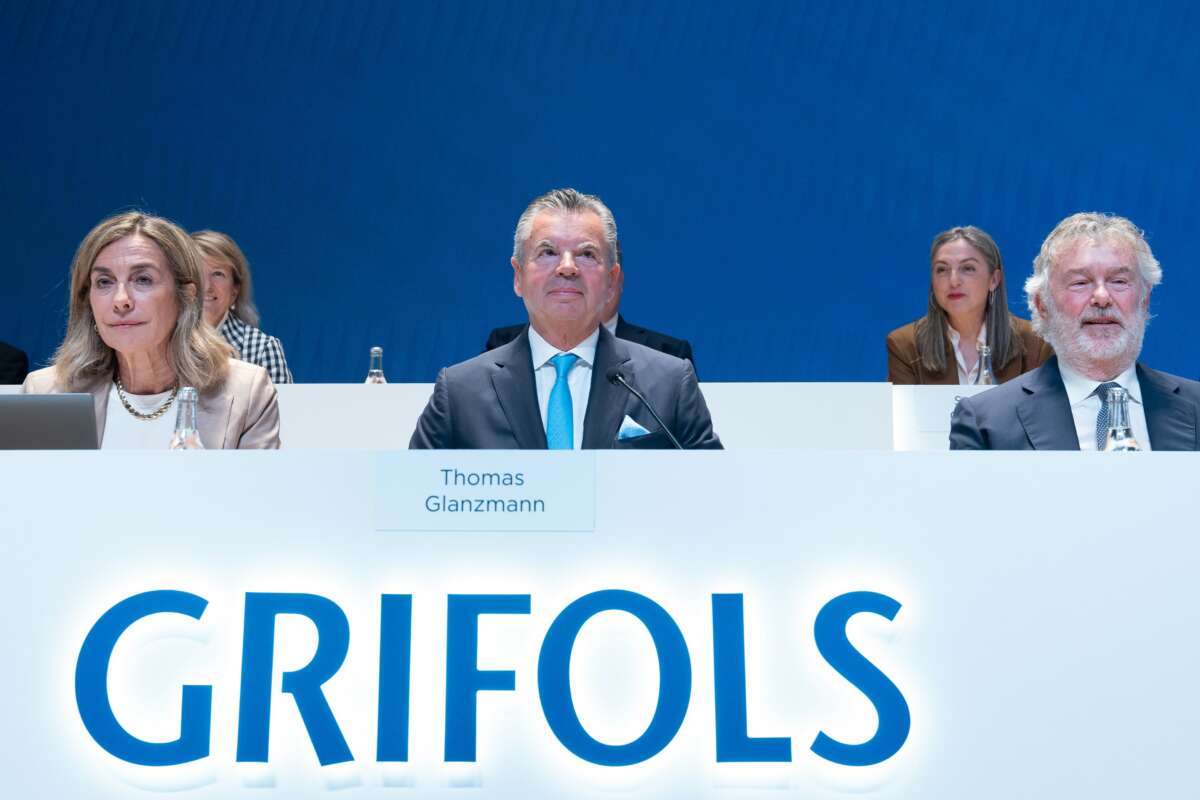 Archivo - (I-D) La secretaria Núria Martín; el consejero y exCEO Thomas Glanzmann, y el consejero Tomás Dagá, durante la junta general de accionistas de Grifols, a 5 de junio de 2025, en Sant Cugat, Barcelona, Catalunya (España). El consejo de administrac