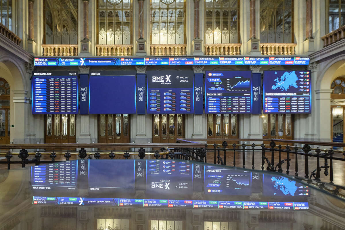 Archivo - Varios paneles del Ibex 35 en el Palacio de la Bolsa, a 1 de septiembre de 2023, en Madrid (España).  Sabadell. BBVA.