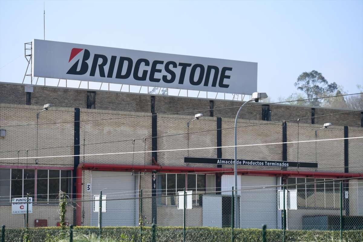 (Foto de ARCHIVO)
Exterior de la fábrica, durante la manifestación de la plantilla de Bridgestone en la jornada de huelga por el ERE, a 8 de abril de 2025, en Reocín, Cantabria (España). El primero de los tres días de huelga general convocados contra el despido colectivo de la mitad de las plantillas de las plantas de Bridgestone en Puente San Miguel y Basauri ha paralizado hoy la producción de ambas fábricas tras la entrada del turno de mañana. La manifestación ha salido de la fábrica de Puente San Miguel, en Reocín, con destino a la calle Baldomero Iglesias de Torrelavega. La primera de las tres jornadas de huelga se desarrolla después de que ayer lunes, Bridgestone entregara el informe en el que basa el despido colectivo de 211 trabajadores en su fábrica de Puente San Miguel y de otros 335 en la vizcaína de Basauri.

Nacho Cubero / Europa Press
08 ABRIL 2025;HUELGA;DESPIDO;BRIDGESTONE;RUEDAS;ERE;FÁBRICA
08/4/2025