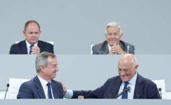 El CEO del Banco Sabadell, César González-Bueno (i), y el presidente del Banco Sabadell, Josep Oliu (c), durante la junta general extraordinaria de accionistas de Banco Sabadell, a 6 de agosto de 2025, en Sabadell, Barcelona, Catalunya (España).