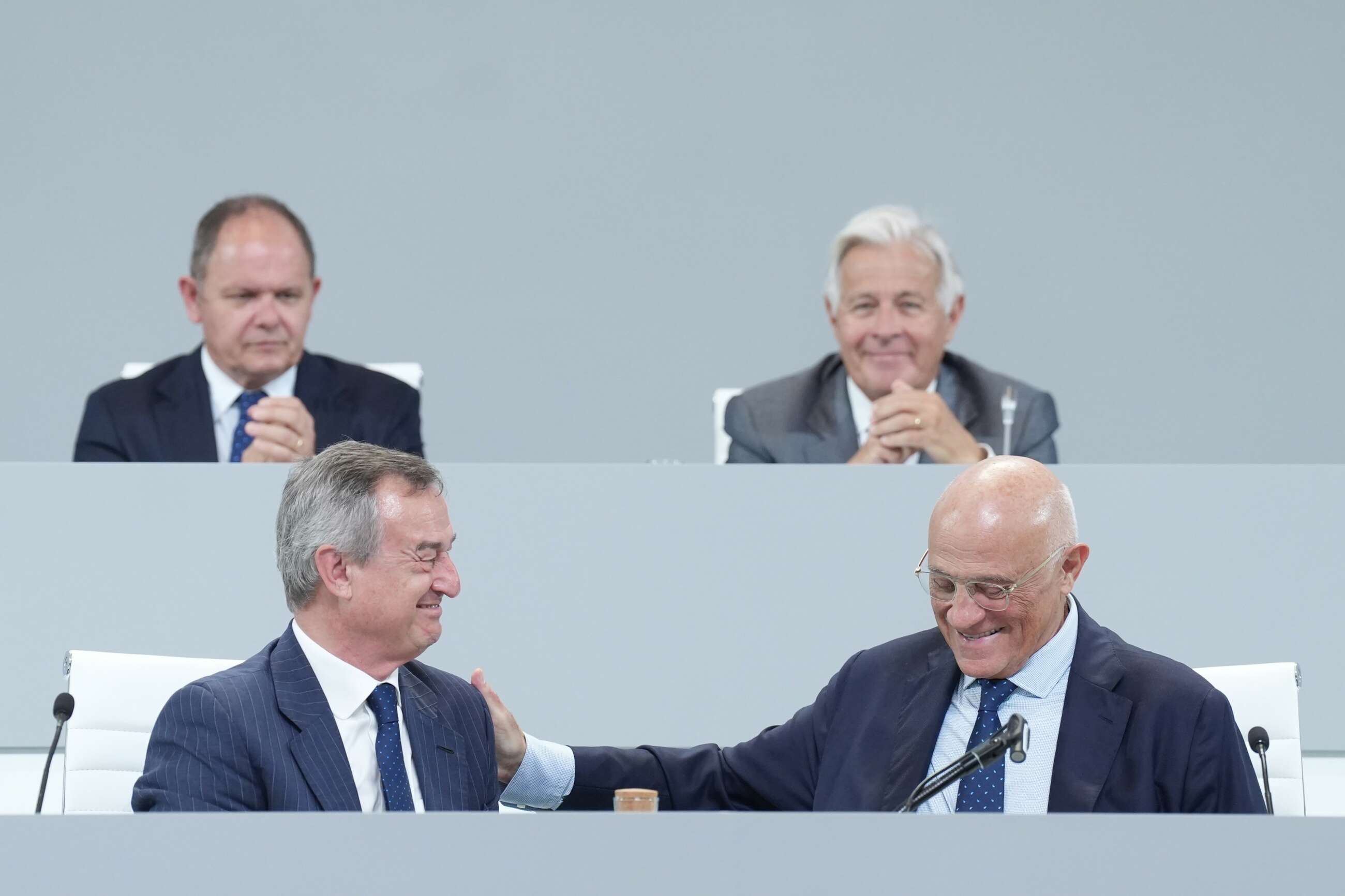 El CEO del Banco Sabadell, César González-Bueno (i), y el presidente del Banco Sabadell, Josep Oliu (c), durante la junta general extraordinaria de accionistas de Banco Sabadell, a 6 de agosto de 2025, en Sabadell, Barcelona, Catalunya (España).