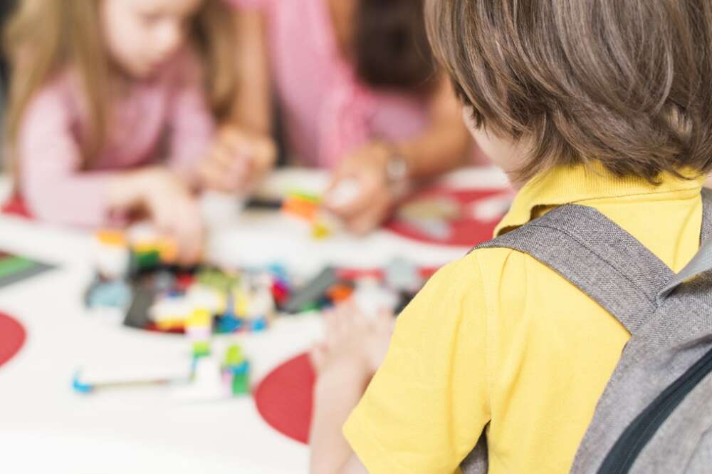 Unos niños haciendo unas actividades educativas
