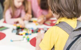 Unos niños haciendo unas actividades educativas