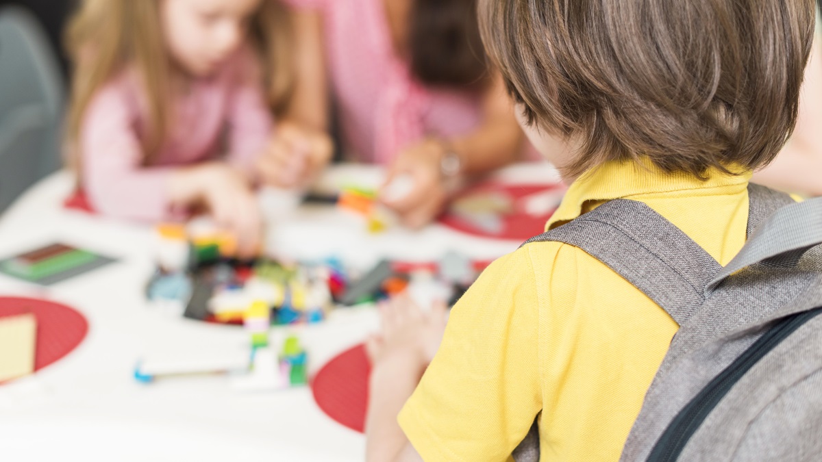 Unos niños haciendo unas actividades educativas