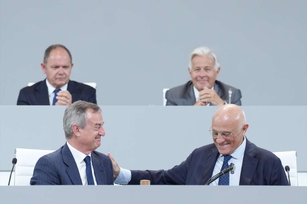 El CEO del Banco Sabadell, César González-Bueno (i), y el presidente del Banco Sabadell, Josep Oliu (c), en Sabadell, Barcelona, David Zorrakino / Europa Press