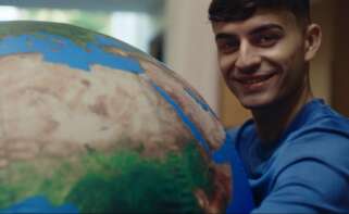 El futbolista Pedri junto a un globo terráqueo en la iniciativa de Moeve