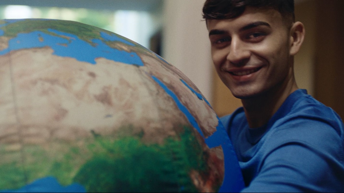 El futbolista Pedri junto a un globo terráqueo en la iniciativa de Moeve