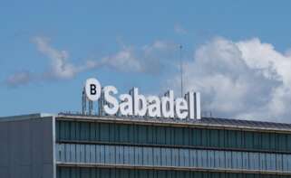 Archivo - Exterior de la sede de Banco Sabadell, a 17 de abril de 2025, en Barcelona, Cataluña (España).