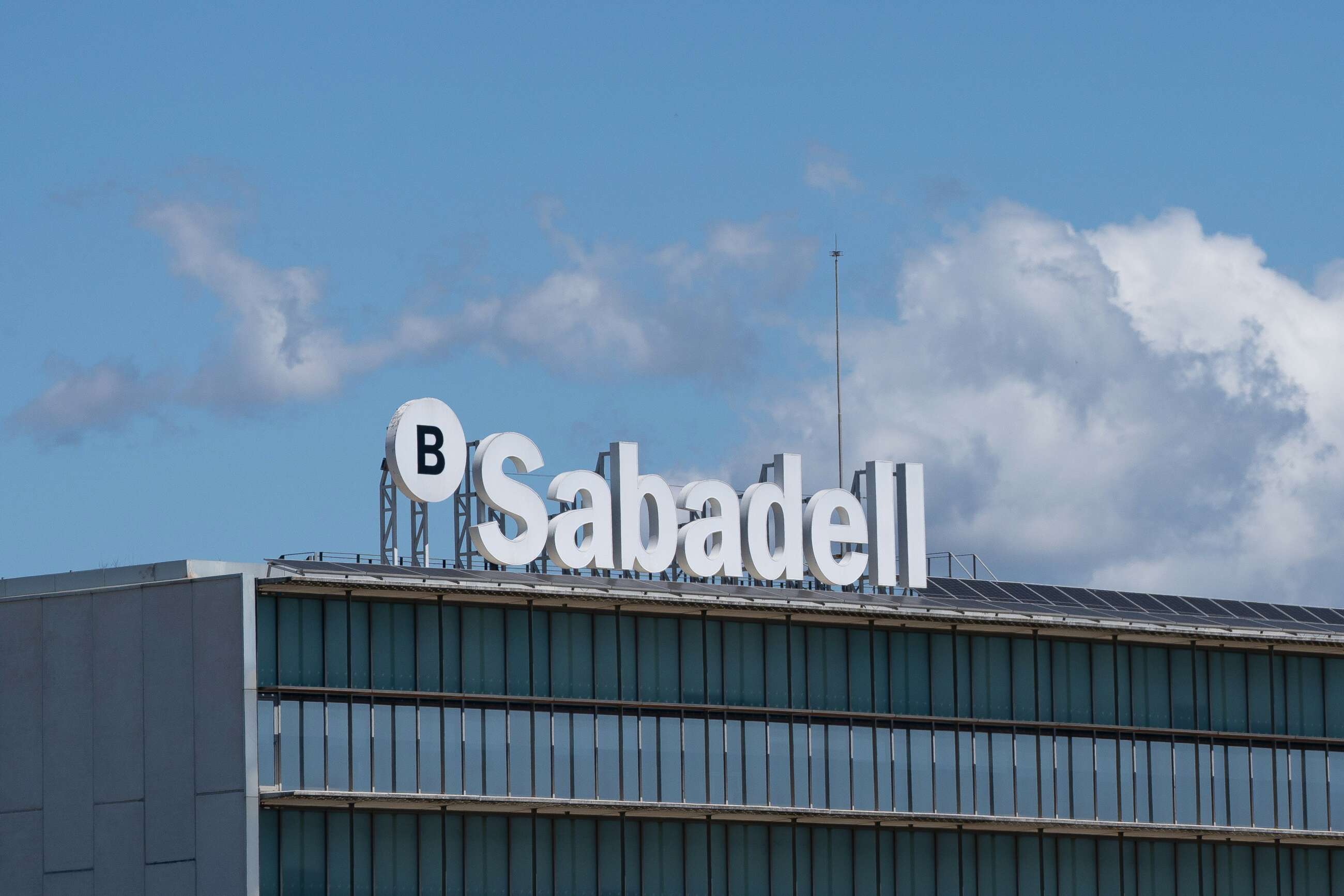 Archivo - Exterior de la sede de Banco Sabadell, a 17 de abril de 2025, en Barcelona, Cataluña (España).
