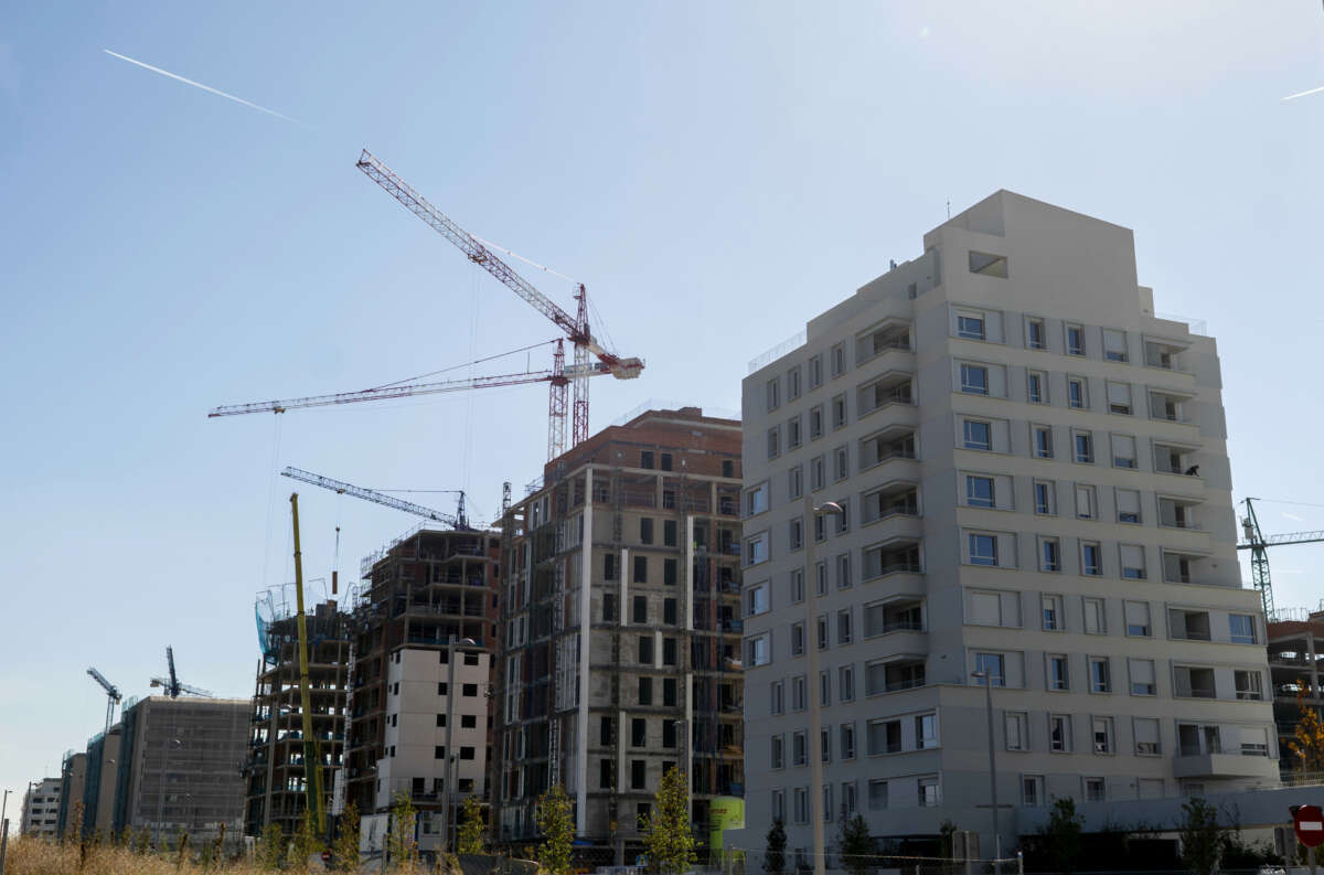 Grúas en una zona de construcción de edificios. Europa Press