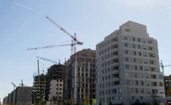 Grúas en una zona de construcción de edificios. Europa Press