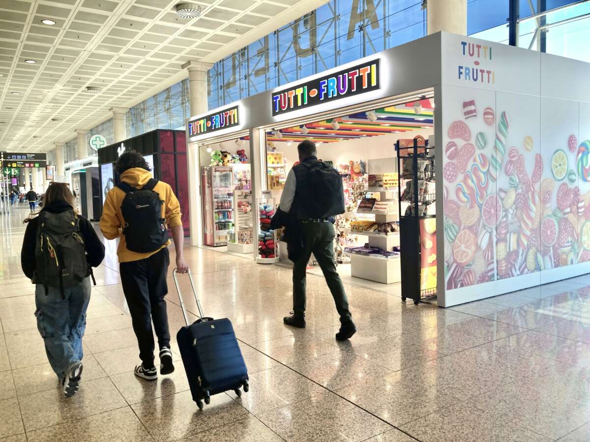 Archivo - Tienda de Tutti Frutti en el Aeropuerto de Barcelona-El Prat.
