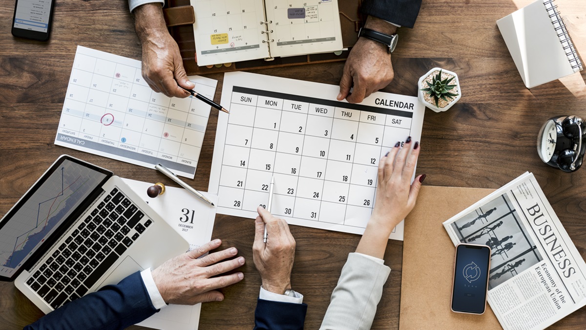Un grupo de empresarios consulta el calendario laboral