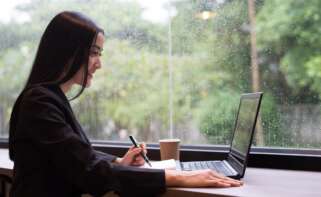 Una mujer teletrabajando por la lluvia