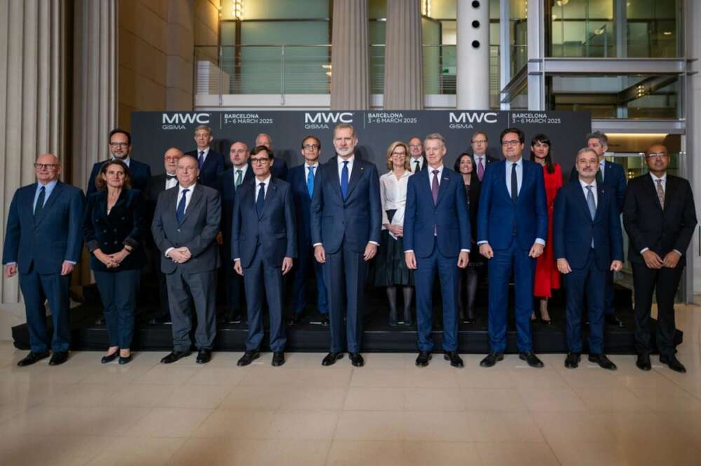 Foto de familia de las autoridades de la cena oficial del MWC 2025.