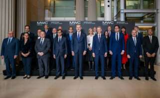 Foto de familia de las autoridades de la cena oficial del MWC 2025.