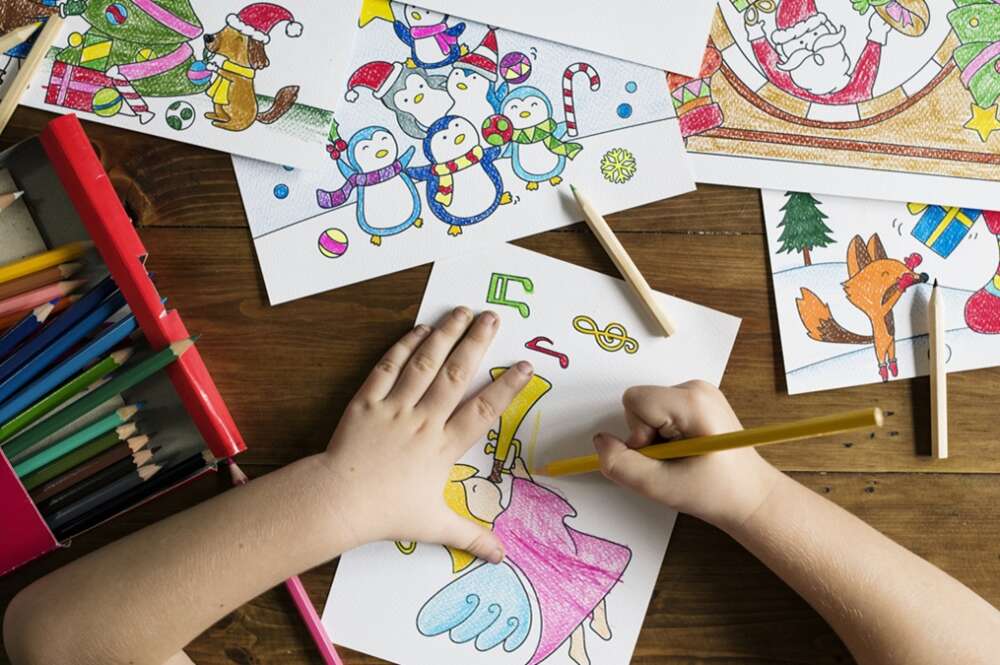 Una niña dibujando y coloreando