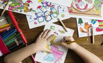 Una niña dibujando y coloreando