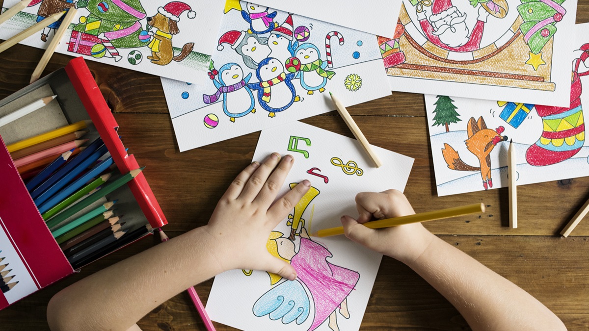 Una niña dibujando y coloreando
