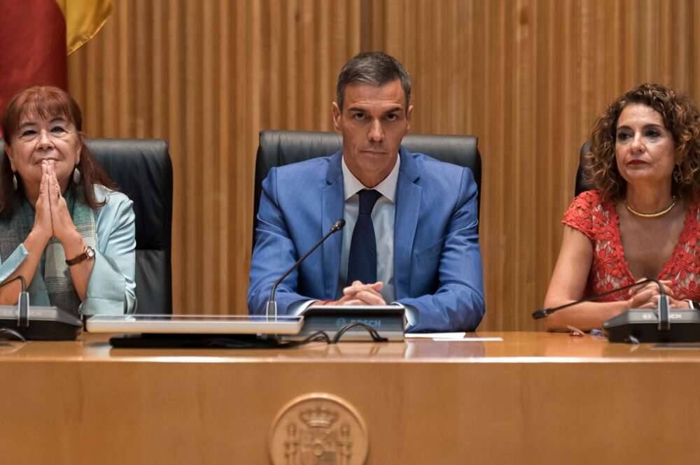 El presidente del Gobierno, Pedro Sánchez, acompañado por la vicepresidenta del Gobierno y ministra de Hacienda, María Jesús Montero y por la presidenta del PSOE, Cristina Narbona