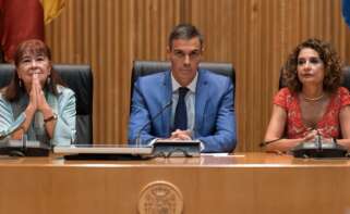 El presidente del Gobierno, Pedro Sánchez, acompañado por la vicepresidenta del Gobierno y ministra de Hacienda, María Jesús Montero y por la presidenta del PSOE, Cristina Narbona