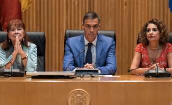 El presidente del Gobierno, Pedro Sánchez, acompañado por la vicepresidenta del Gobierno y ministra de Hacienda, María Jesús Montero y por la presidenta del PSOE, Cristina Narbona
