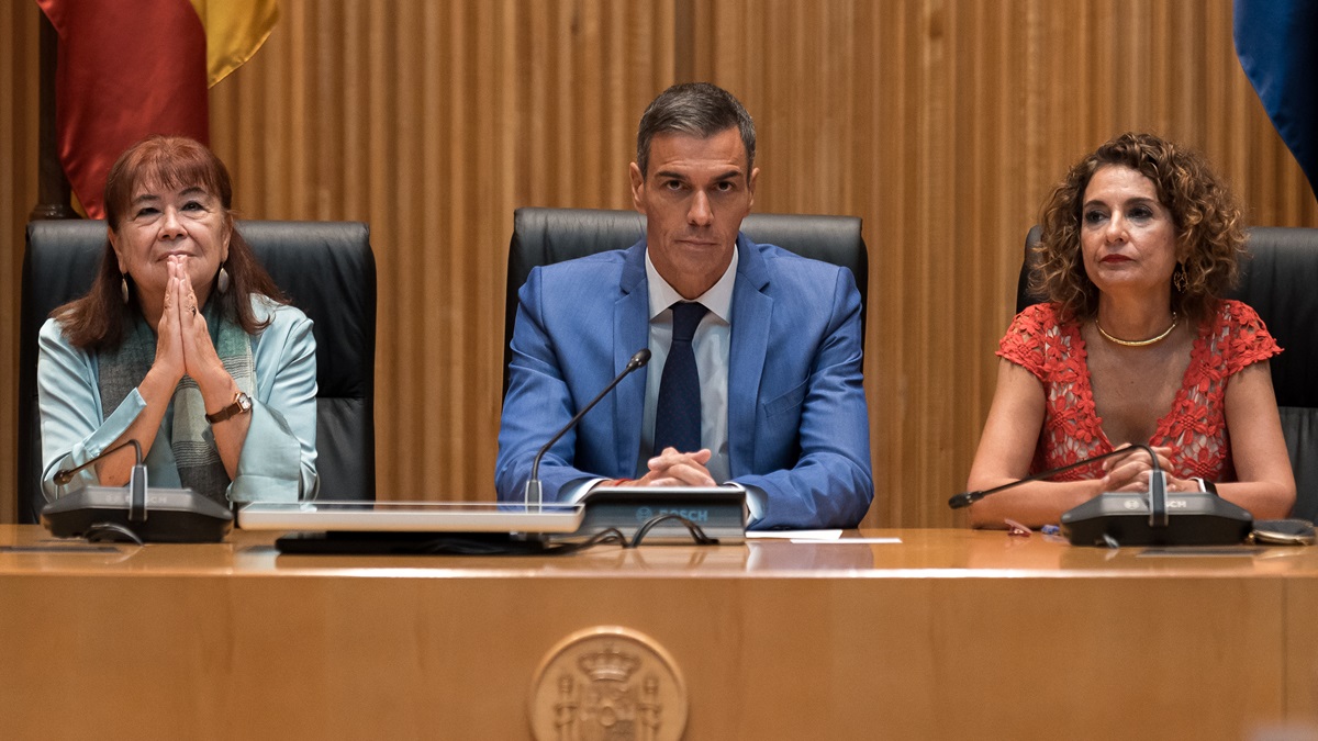 El presidente del Gobierno, Pedro Sánchez, acompañado por la vicepresidenta del Gobierno y ministra de Hacienda, María Jesús Montero y por la presidenta del PSOE, Cristina Narbona