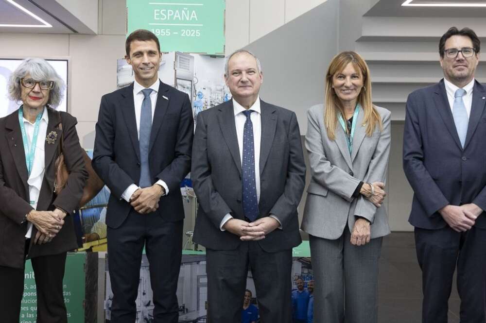 De izquierda a derecha: Candela Calle, gerente de la Regió Sanitària Barcelona Metropolitana Nord; Christoph Muller, consejero delegado de B. Braun España; Jordi Hereu, ministro de Industria y Turismo; Ana María Martínez, alcaldesa de Rubí; y Jaume Baró, secretari d'Empresa i Competitivitat i conseller delegat d'ACCIÓ