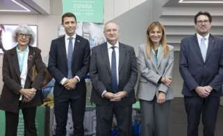 De izquierda a derecha: Candela Calle, gerente de la Regió Sanitària Barcelona Metropolitana Nord; Christoph Muller, consejero delegado de B. Braun España; Jordi Hereu, ministro de Industria y Turismo; Ana María Martínez, alcaldesa de Rubí; y Jaume Baró, secretari d'Empresa i Competitivitat i conseller delegat d'ACCIÓ