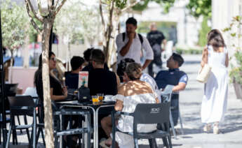 Clientes en la terraza de un bar. EUROPA PRESS