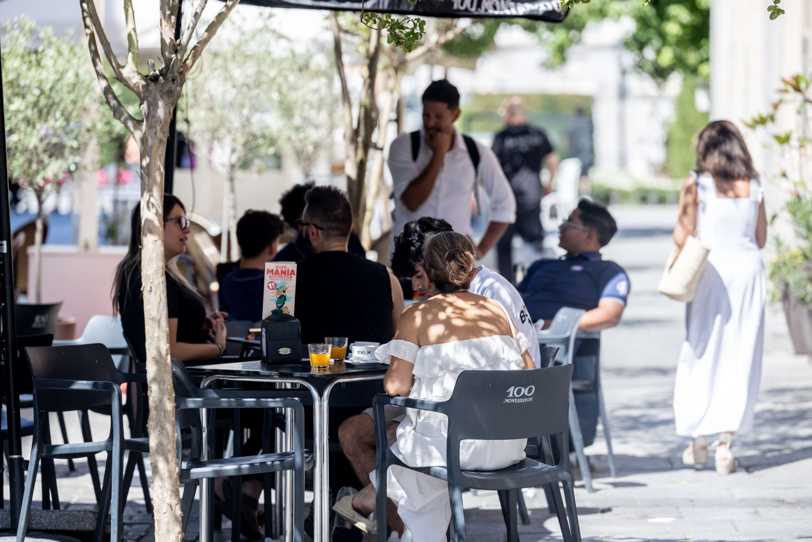 Clientes en la terraza de un bar. EUROPA PRESS