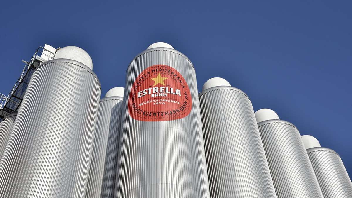 Exterior de la fábrica Damm El Prat Llobregat